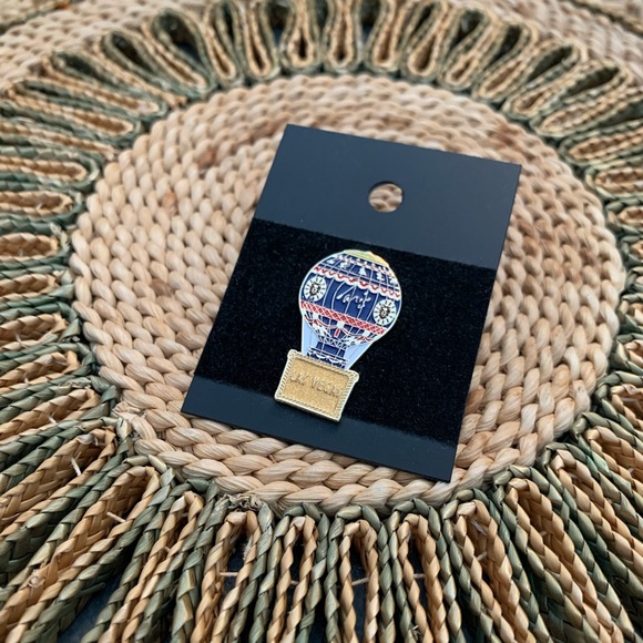 Collectors Paris Las Vegas Hotel Metal Pin Brand New Original Packaging - Picture 1 of 4